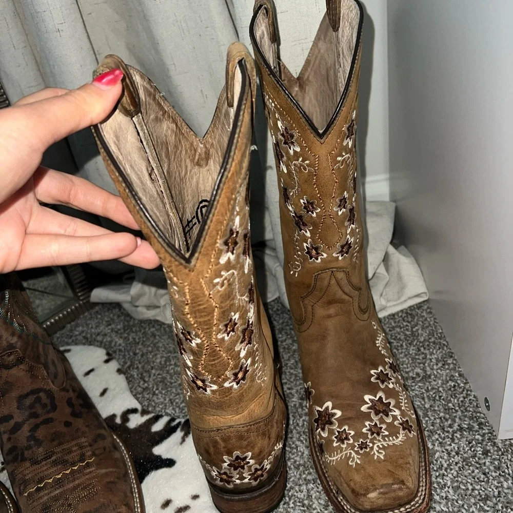 Women’s Embroidered Tan Western Boots - Stylish Floral Detailing